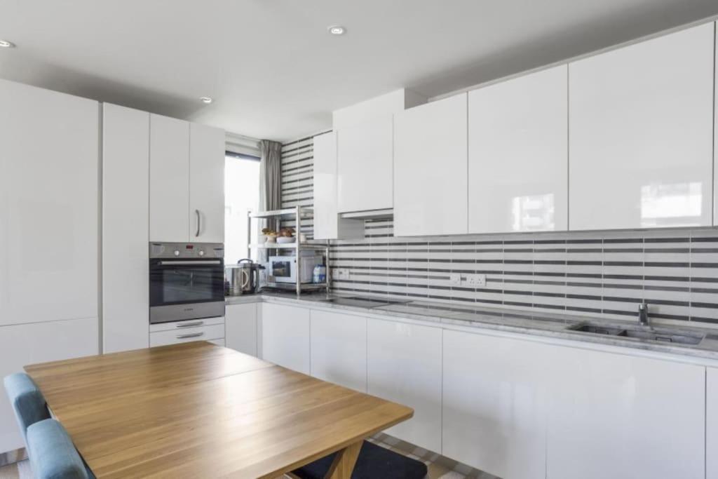 Amazing 2 Bedroom Flat In E20 Appartamento *