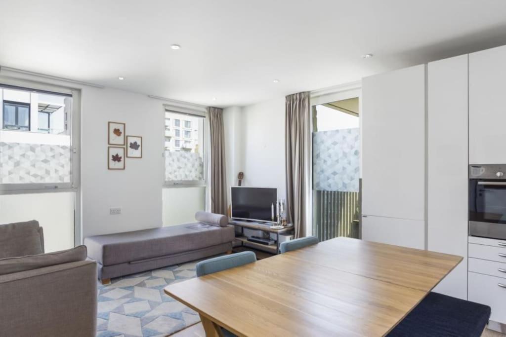 Amazing 2 Bedroom Flat In E20 Londra